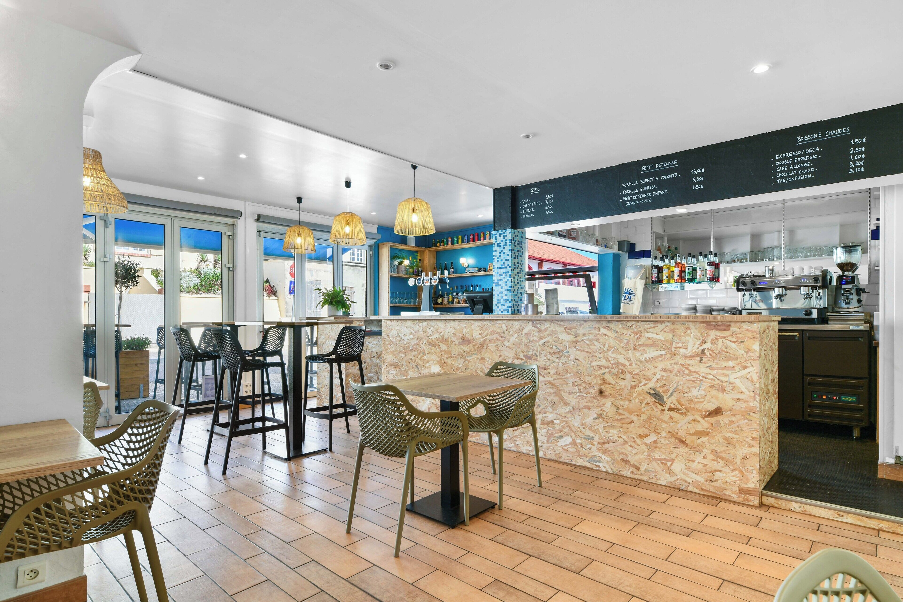 al fresco dining, serves breakfast, lunch and dinner