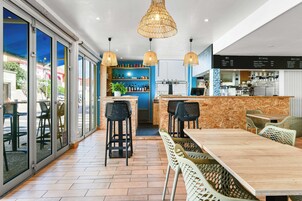 Alfresco dining, serves breakfast, lunch, and dinner