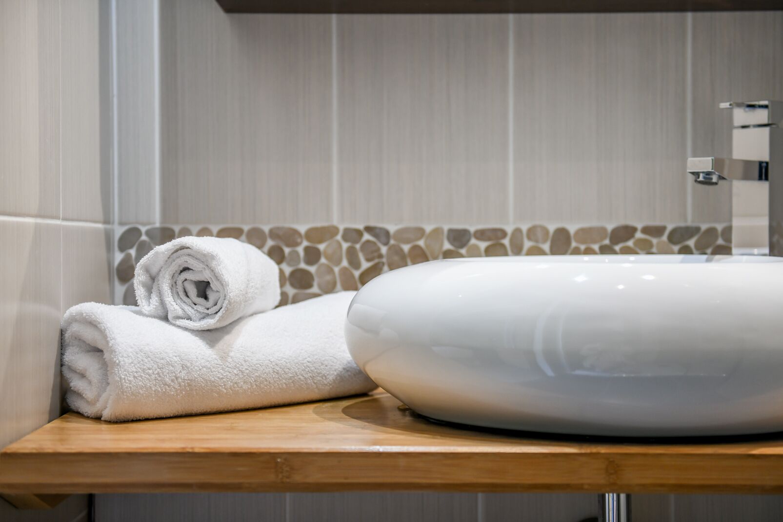 comfort double room, city view | bathroom | shower, towels