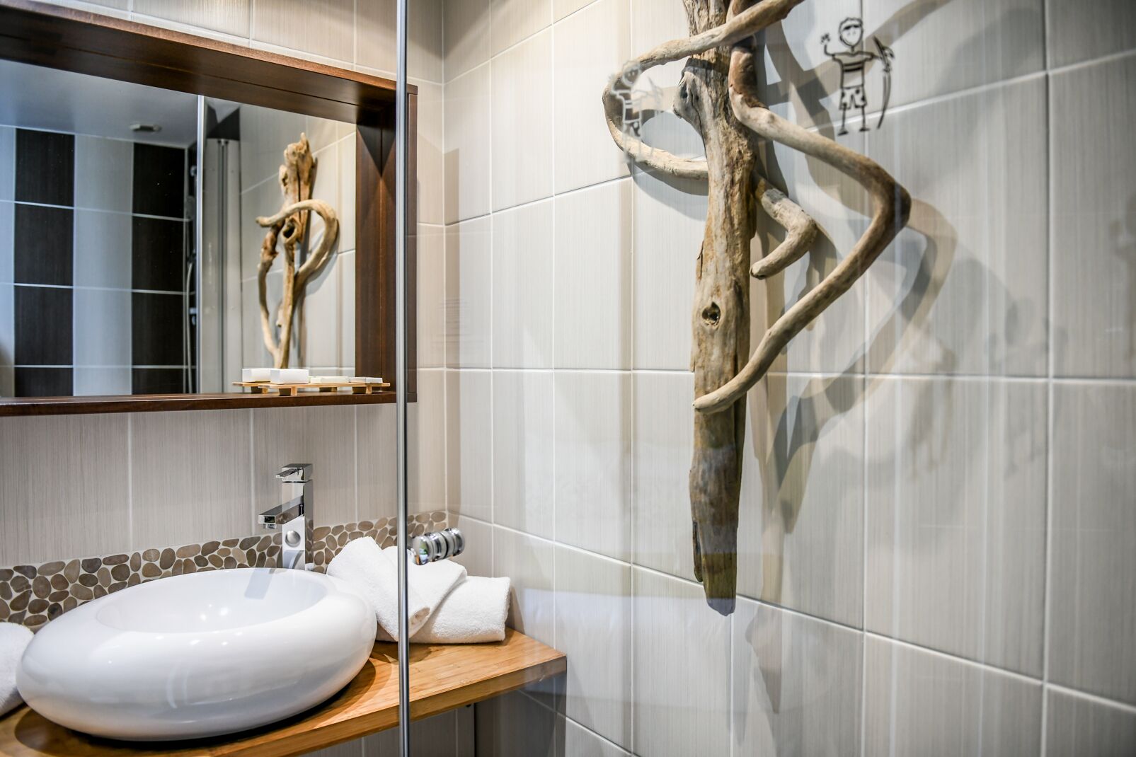 comfort double room, city view | bathroom | shower, towels