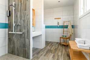 Familiekamer | Badkamer | Een douche, handdoeken