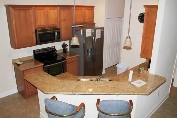 Talo, useita sänkyjä (3804 Clearwater Bay) | Yksityinen keittiö | Jääkaappi, mikroaaltouuni, kahvin-/teenkeitin