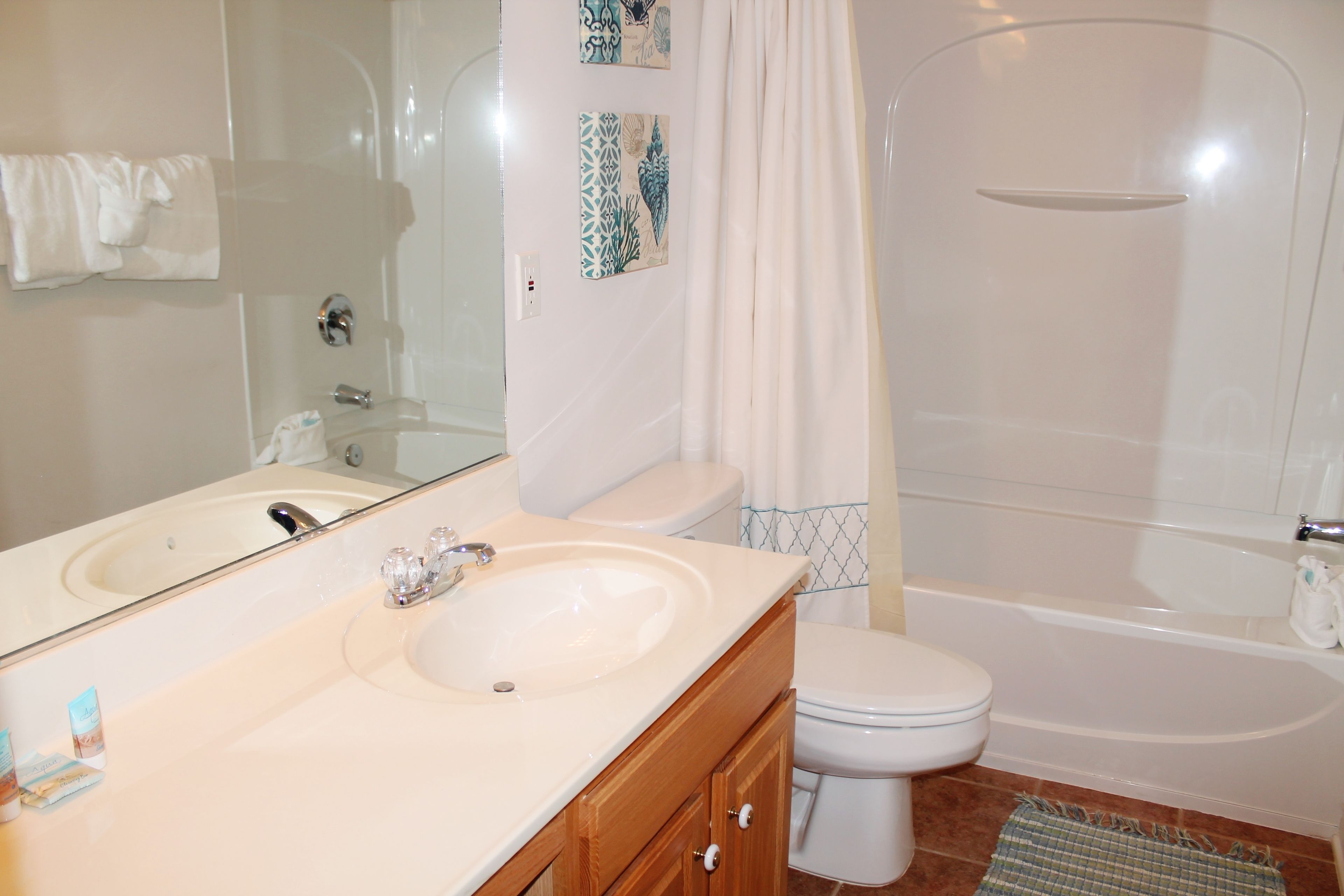 Un bagno con lavandino, water e vasca da bagno.