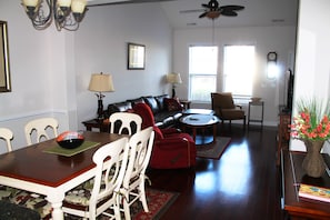 Standard Apartment, 3 Bedrooms | In-room dining