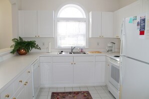 Condo, Multiple Beds (214 Wedgewood) | Private kitchen