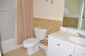 Apartemen Standar, 2 kamar tidur | Kamar mandi | Kombinasi shower/bathtub