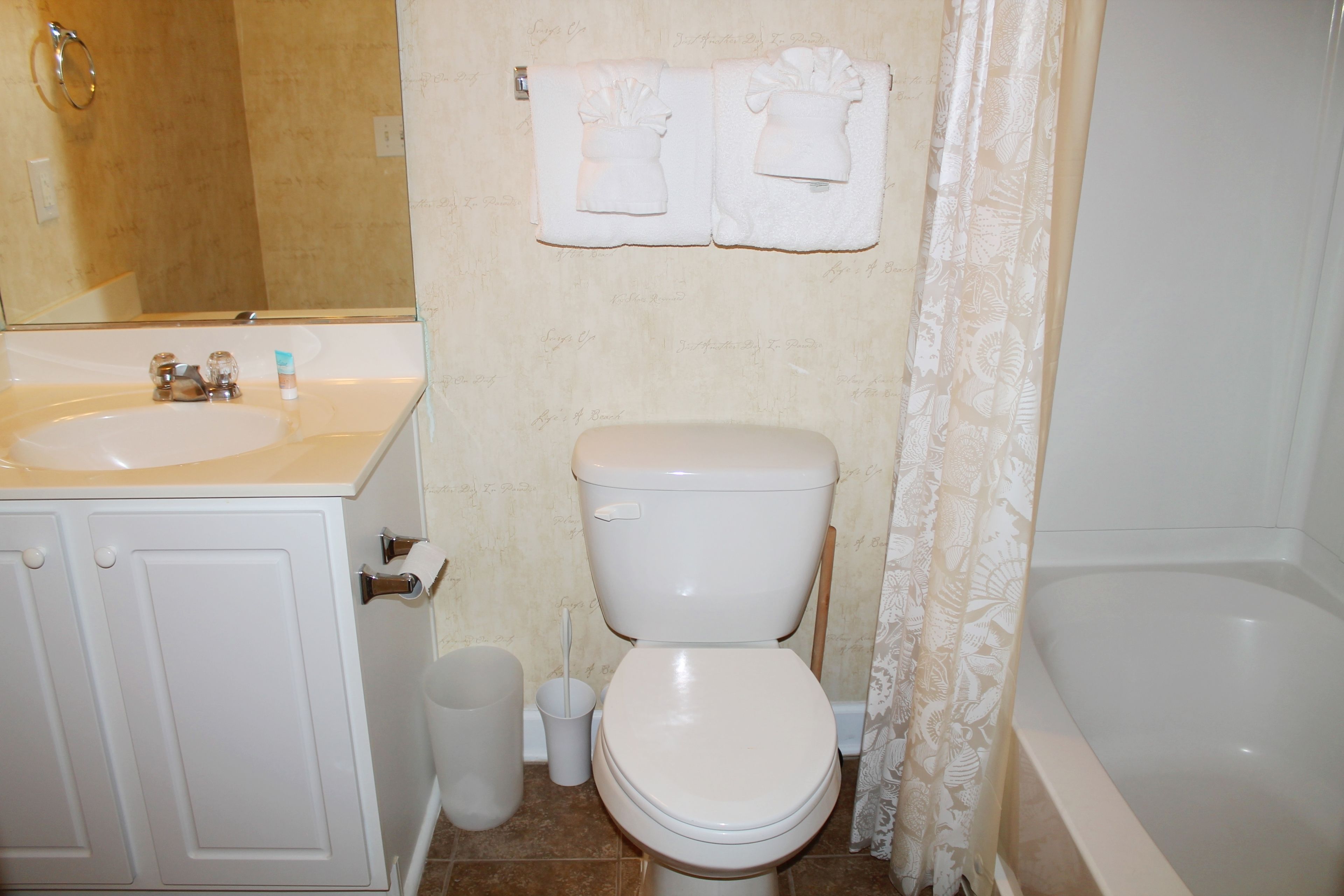 Ein Badezimmer mit Waschbecken, Toilette und Badewanne.