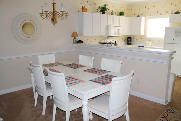 Standard Apartment, 2 Bedrooms | In-room dining