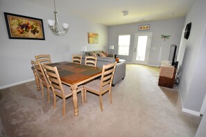 Huoneisto, useita sänkyjä (722 Willow Bend) | Yksityinen keittiö | Jääkaappi, mikroaaltouuni, kahvin-/teenkeitin