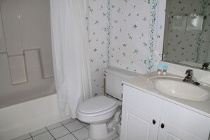 Condo, Plusieurs lits (534 Wedgewood) | Salle de bain | Ensemble baignoire-douche