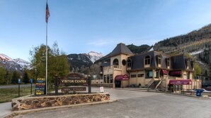 A visitor center with a sign indicating it's open from 9 AM to 5 PM.