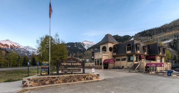 A visitor center with a sign indicating it's open from 9 AM to 5 PM.
