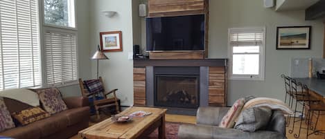 Family House, 4 Bedrooms, Mountainside | Living area | DVD player