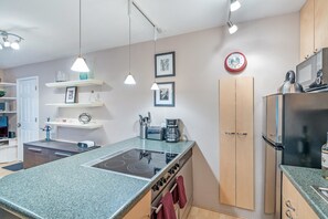 Condo familiar, 1 habitación, junto a la montaña | Cocina privada | Refrigerador, microondas y cafetera y tetera 