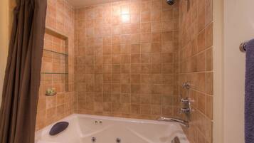 Family Condo, 4 Bedrooms, Mountainside | Jetted tub