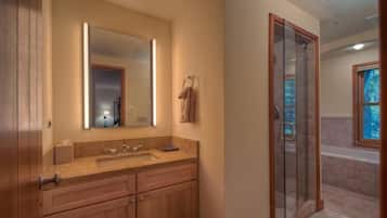 Family Condo, 3 Bedrooms, Mountainside | Bathroom