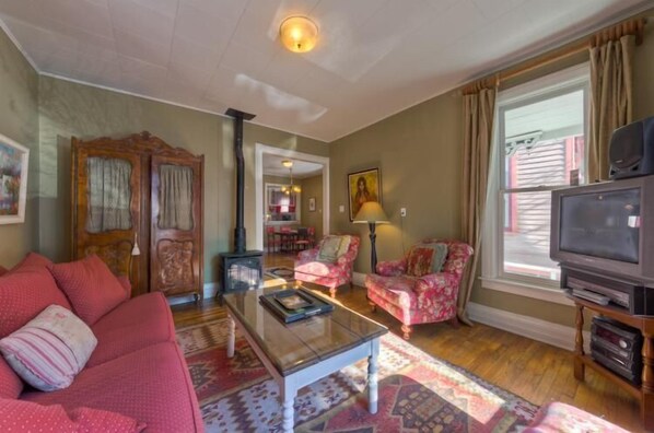 Family House, 2 Bedrooms, Mountainside | Living area