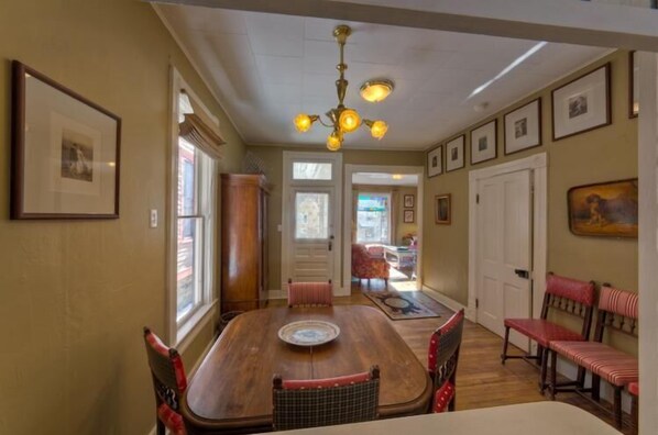 Family House, 2 Bedrooms, Mountainside | In-room dining