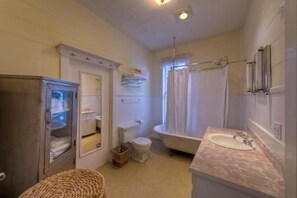 Family House, 2 Bedrooms, Mountainside | Bathroom