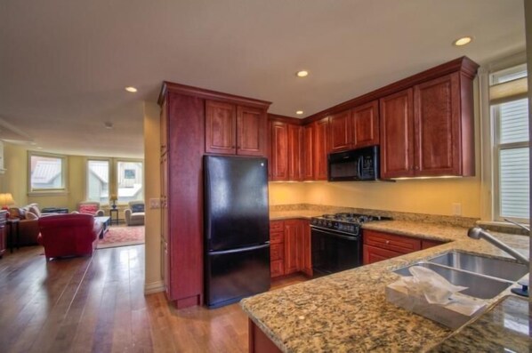 Family Condo, 3 Bedrooms, Mountainside | Private kitchen | Fridge, microwave, oven, stovetop