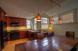 Familienapartment, 3 Schlafzimmer, Bergseite | Essbereich im Zimmer