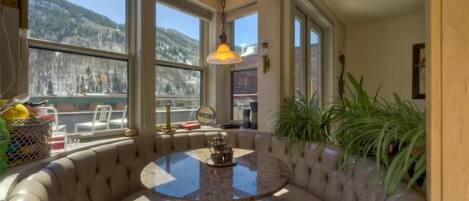 Familienapartment, 2 Schlafzimmer, Bergseite | Zimmerausstattung