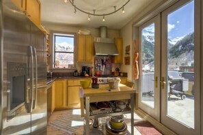 Familienapartment, 2 Schlafzimmer, Bergseite | Eigene Küche | Kühlschrank, Mikrowelle, Ofen, Herdplatte