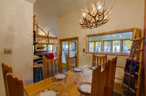 Family Condo, 2 Bedrooms, Mountainside | In-room dining