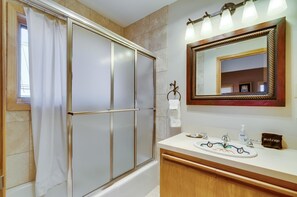 Condo familiar, 2 habitaciones, junto a la montaña | Baño | Secadora de cabello, jabón, shampoo 