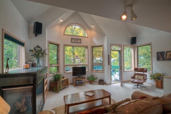 Familjelägenhet - 1 sovrum - intill bergen | Vardagsrum | Eldstad och dvd-spelare