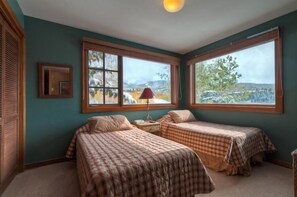 A room with two beds, large windows, a lamp, and a framed picture on the wall. - Mariemont 5 Bedroom Holiday home By Accommodations in Telluride (Telluride)