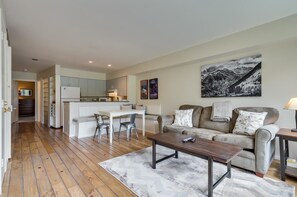 Family Condo, 1 Bedroom, Mountainside | Living area