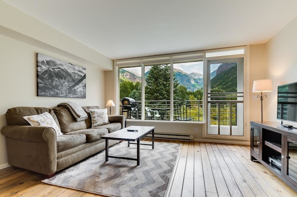 Family Condo, 1 Bedroom, Mountainside | Living area