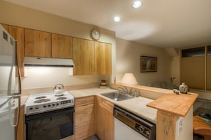 Condo familiar, 1 habitación, junto a la montaña | Cocina privada | Refrigerador, microondas, parrilla de estufa y lavavajillas 