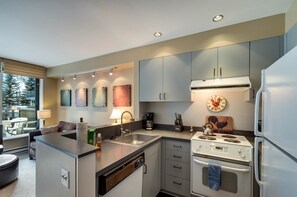 Family Condo, 1 Bedroom, Mountainside | Private kitchen