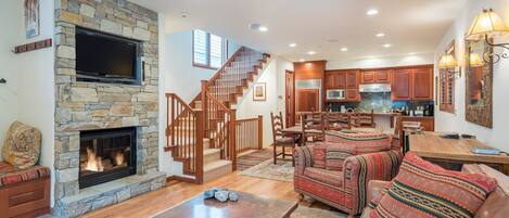 Familienapartment, 3 Schlafzimmer, Bergseite | Wohnbereich