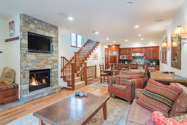 Condo familiar, 3 habitaciones, junto a la montaña | Área de sala de estar