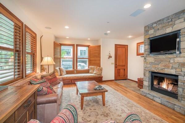 Living area - Pacific Street 3 Bedroom Condo By Accommodations in Telluride (Telluride)