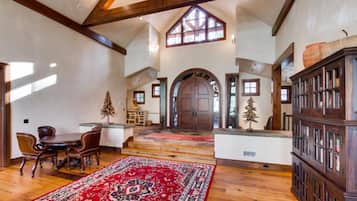 Family House, 6 Bedrooms, Mountainside | Interior entrance