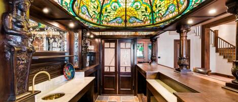 Family House, 6 Bedrooms, Mountainside | Private kitchen | Fridge, microwave, coffee/tea maker