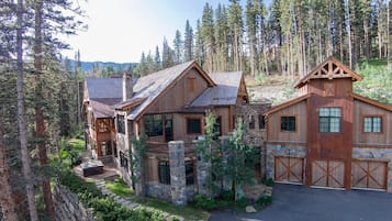 Family House, 6 Bedrooms, Mountainside | Front of property