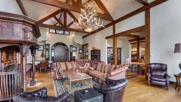 Family House, 6 Bedrooms, Mountainside | Living area | DVD player