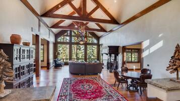 Family House, 6 Bedrooms, Mountainside | Living area | DVD player