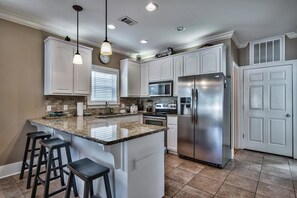 House, 4 Bedrooms, Pool View | Private kitchen | Fridge, microwave, oven, stovetop