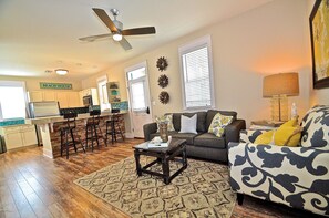 Casa, 2 habitaciones, vista a la alberca | Sala de estar | Reproductor de DVD 