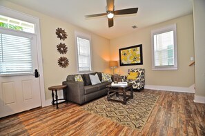 House, 2 Bedrooms, Pool View | Living area