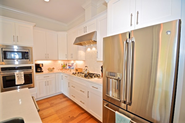 House, 4 Bedrooms | Private kitchen