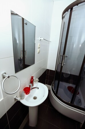 Shower, free toiletries, hair dryer, towels - Rustaveli 36 Hotel (Tbilisi)