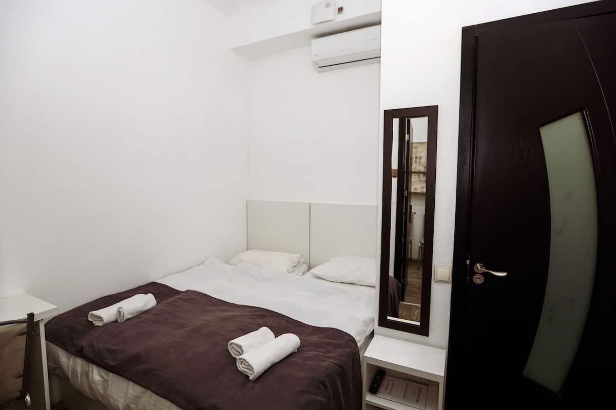 2 عدّة غرف نوم وخزنة داخل الغرفة وطراز فريد لكل وحدة ومكتب