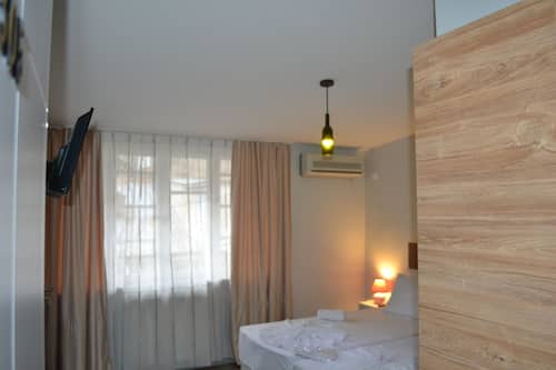 Habitación estándar con 1 cama matrimonial o 2 individuales | 2 habitaciones, caja de seguridad en la habitación y muebles diferentes